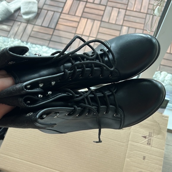 New chic boots - Picture 4 of 4